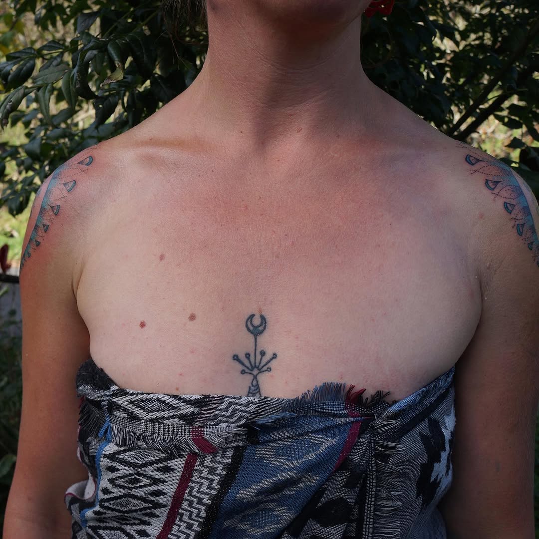 Tattoo by @lamainbleue_tattoo — fine_line, minimalist