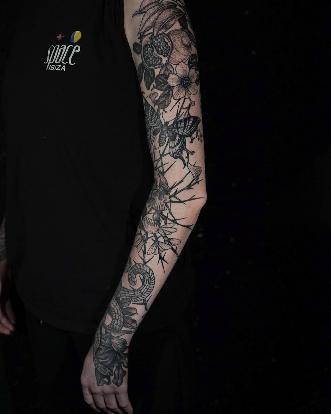 Tattoo by @hiralupe_tattoo — blackwork, illustrative