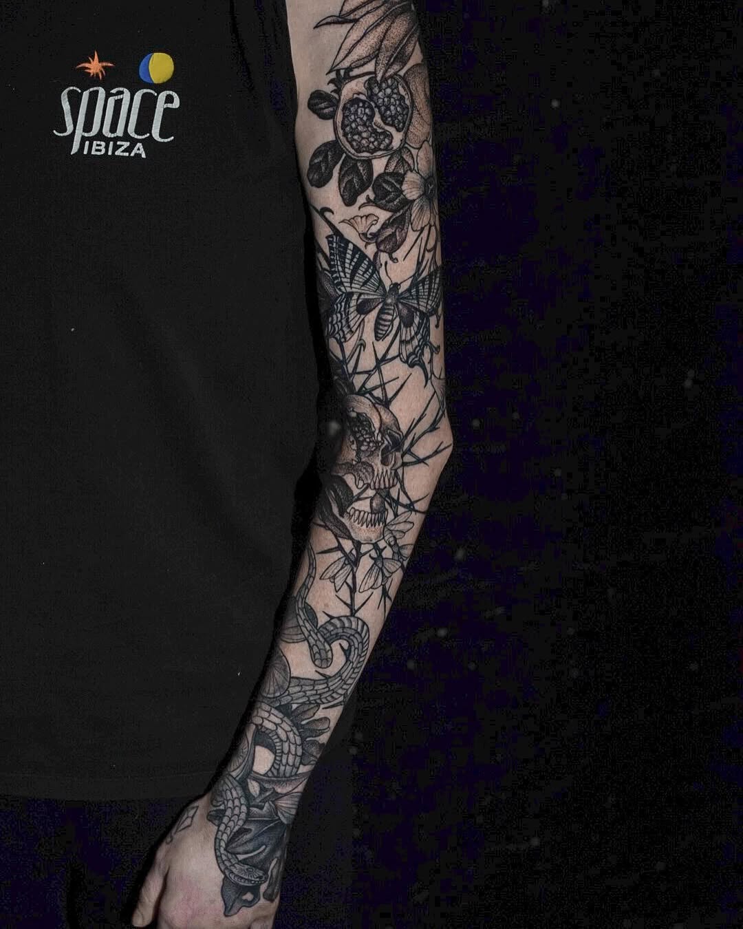 Tattoo by @hiralupe_tattoo — blackwork, illustrative