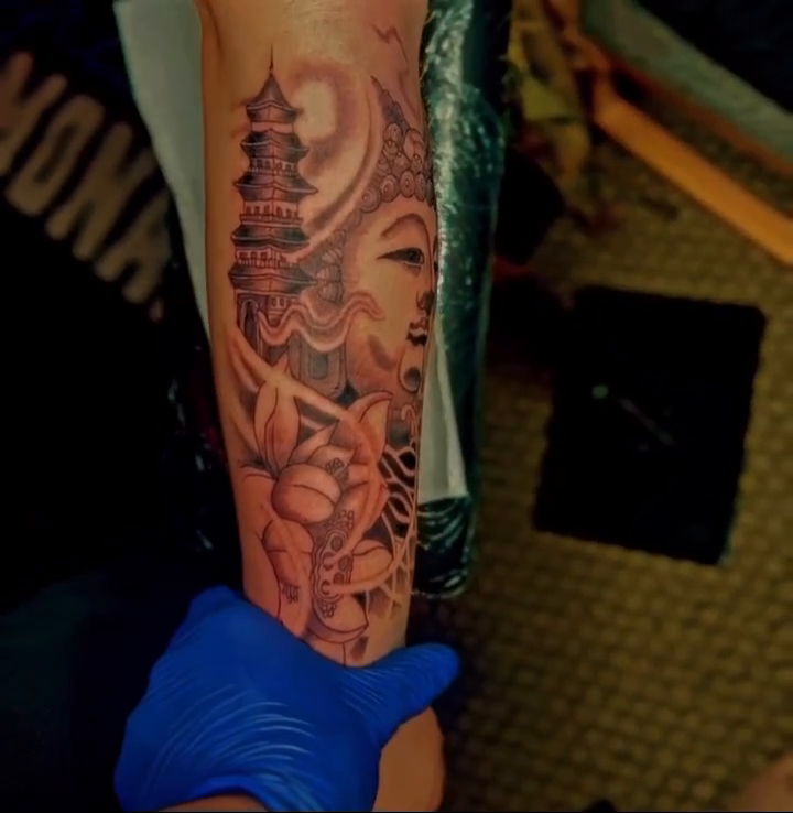 Tattoo by @tattsbyleek โ black_and_grey, realism