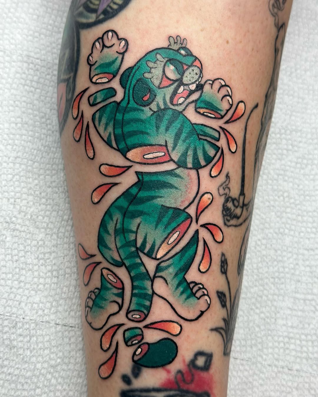 Tattoo by @rugido — american_traditional, illustrative