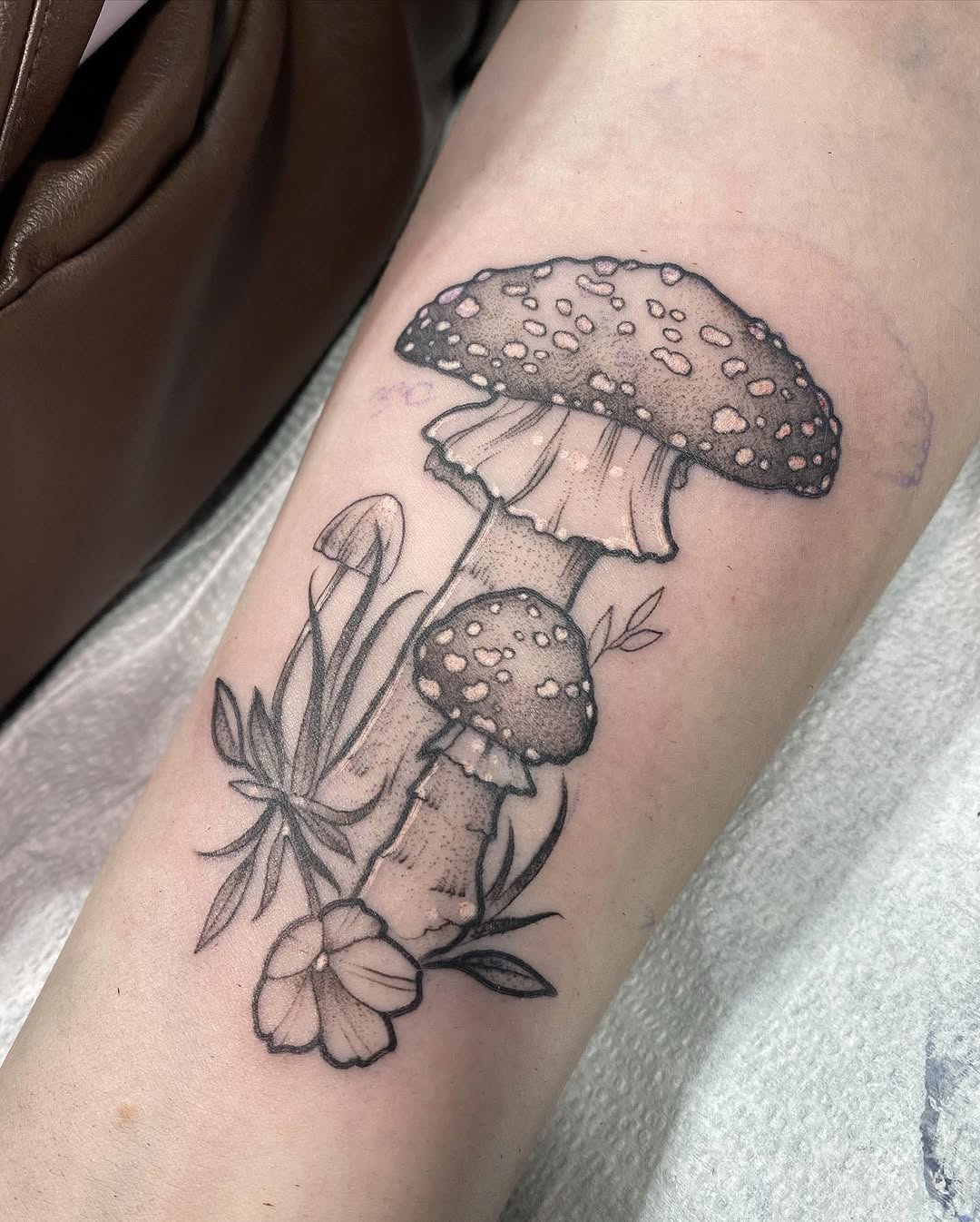 Tattoo by @samilouisetattoos โ black_and_grey, illustrative