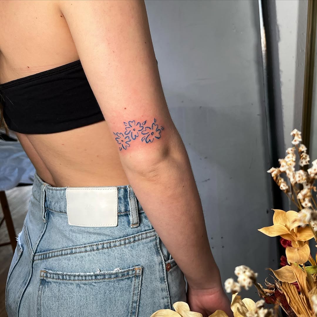 Tattoo by @deuxmainstattoo — fine_line