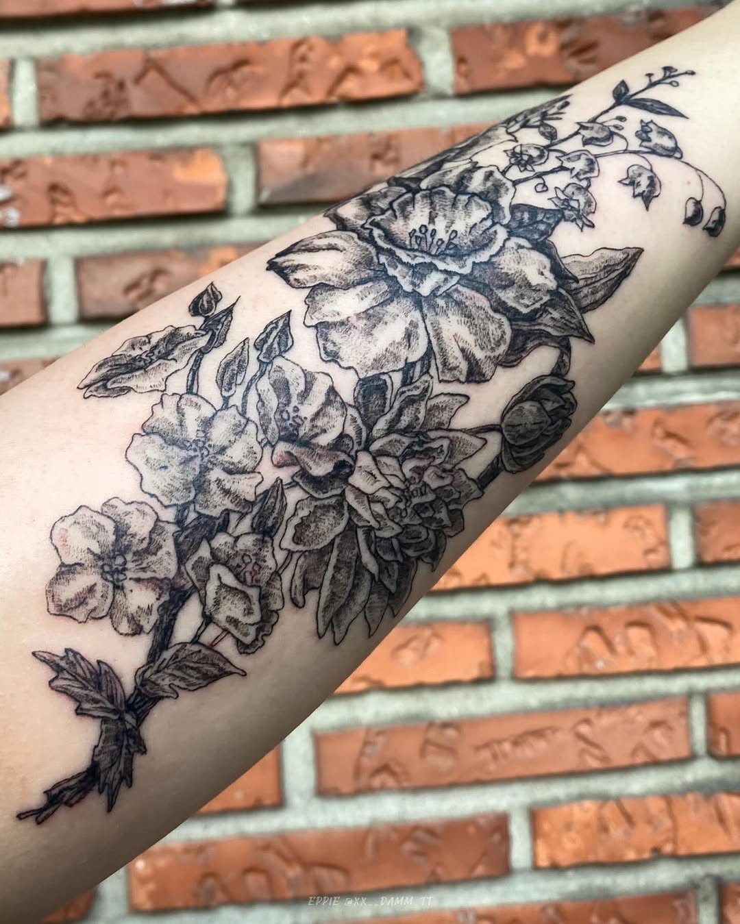 Tattoo by @xx__damm_tt — black_and_grey, illustrative