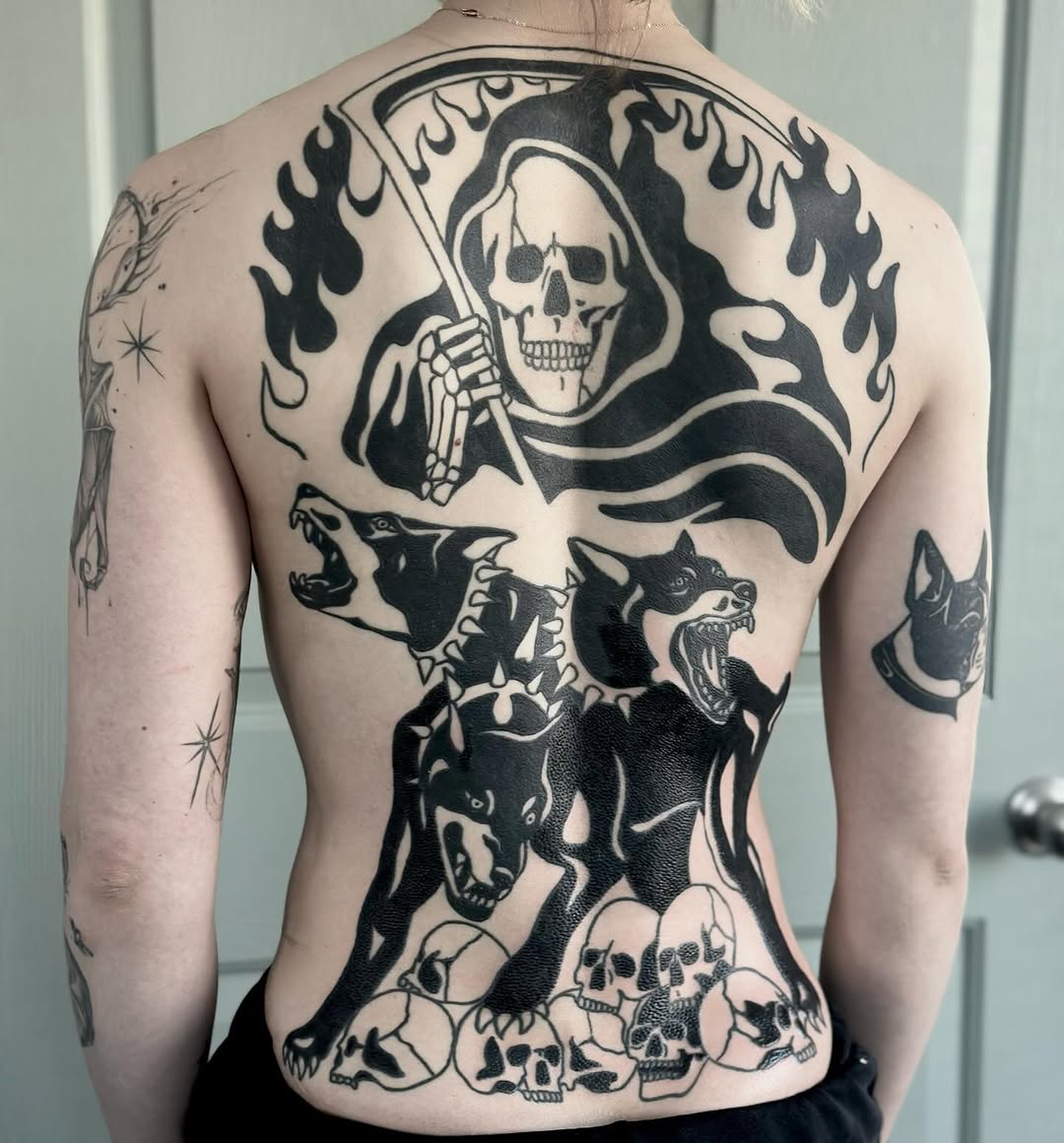 Tattoo by @hanaroshinko โ blackwork
