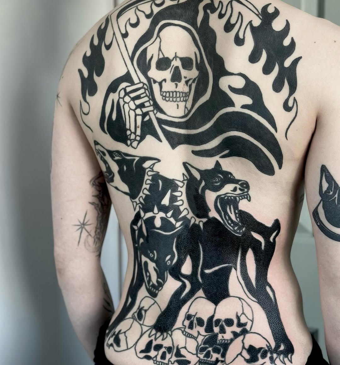 Tattoo by @hanaroshinko โ blackwork