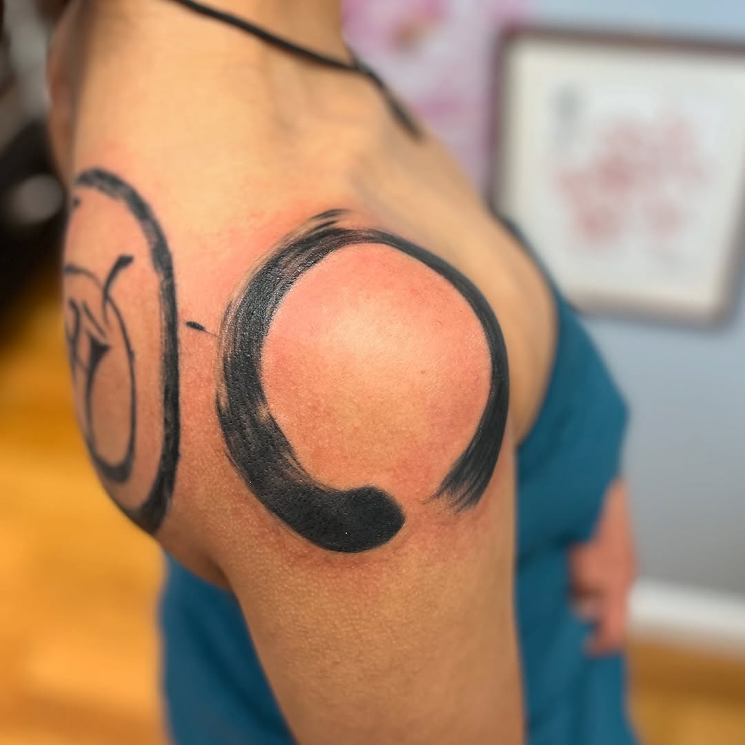 Tattoo by @li.leungtattoo β blackwork