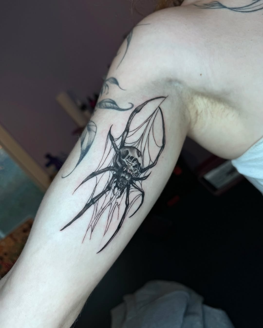 Tattoo by @honeyssweettattoos β blackwork