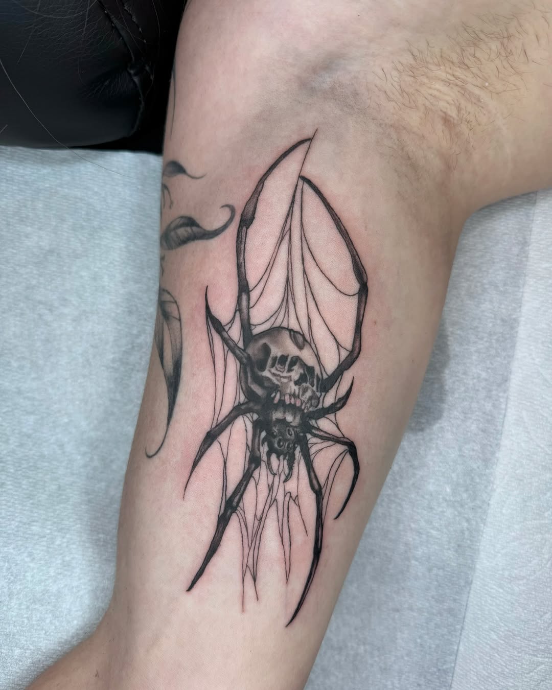 Tattoo by @honeyssweettattoos β blackwork