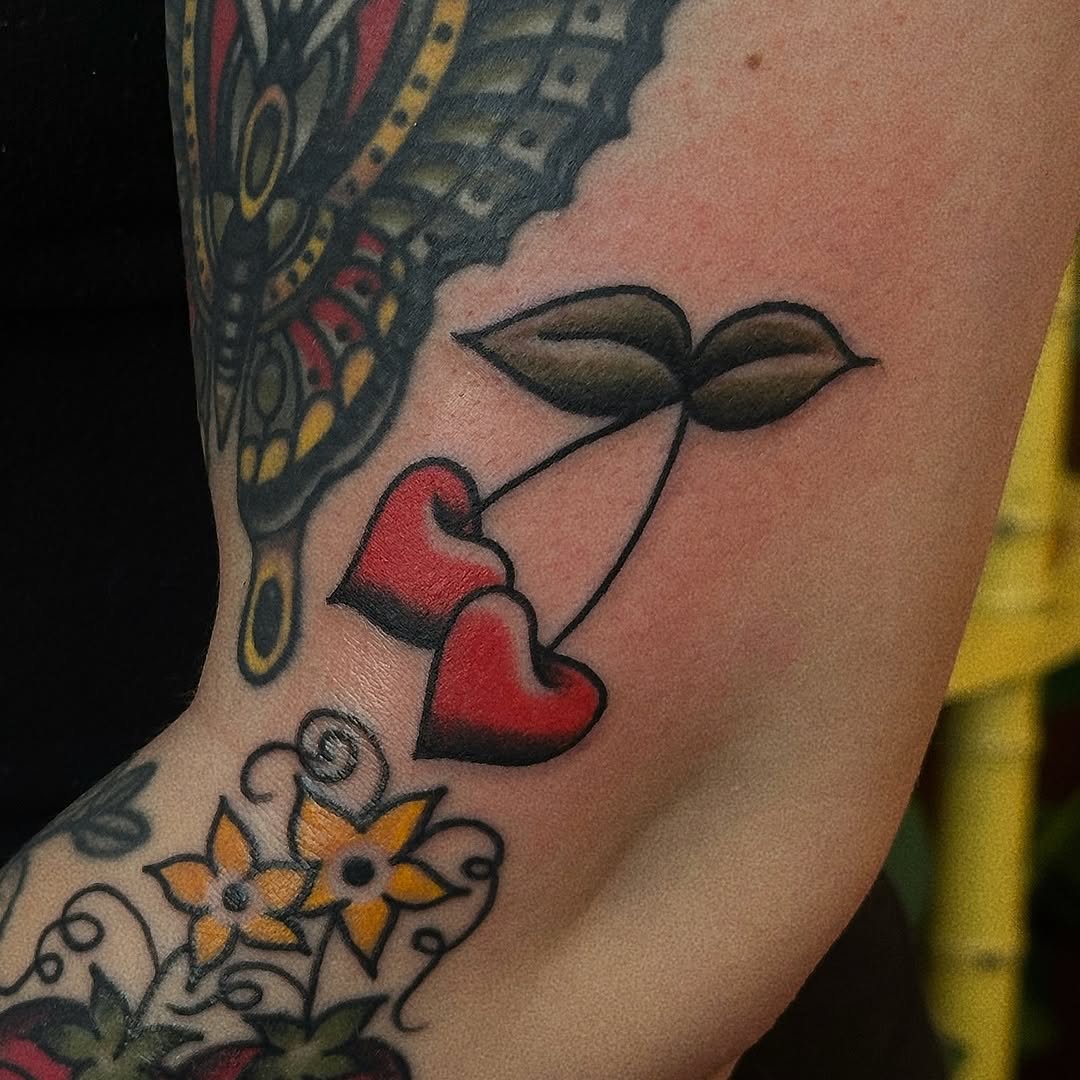 Tattoo by @lindseebeetattoo โ american_traditional