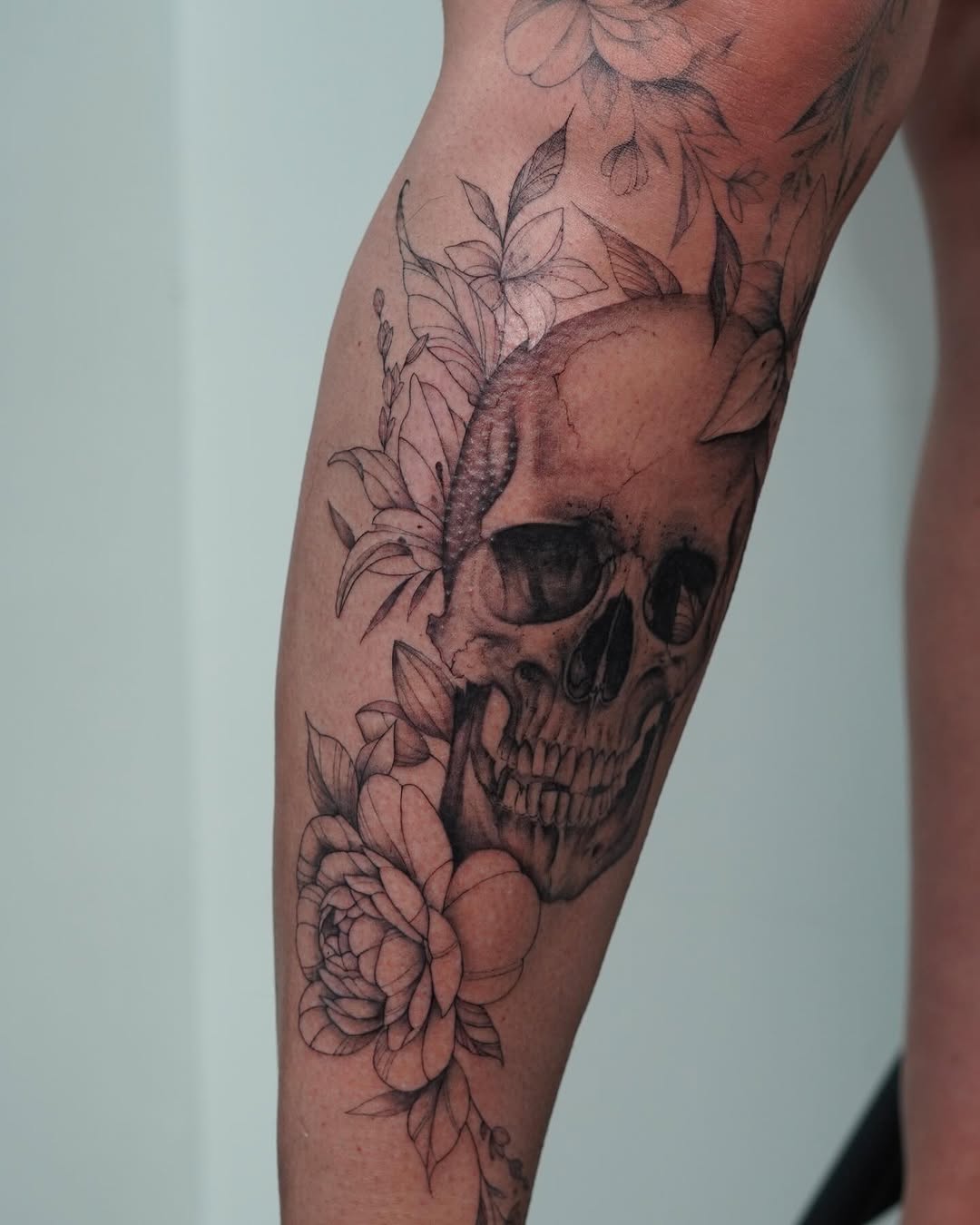Tattoo by @danaeoxotattoos โ black_and_grey, illustrative
