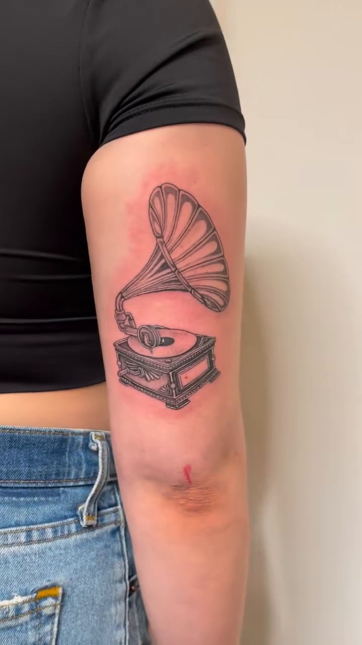 Tattoo by @nil.tattooo — black_and_grey, realism