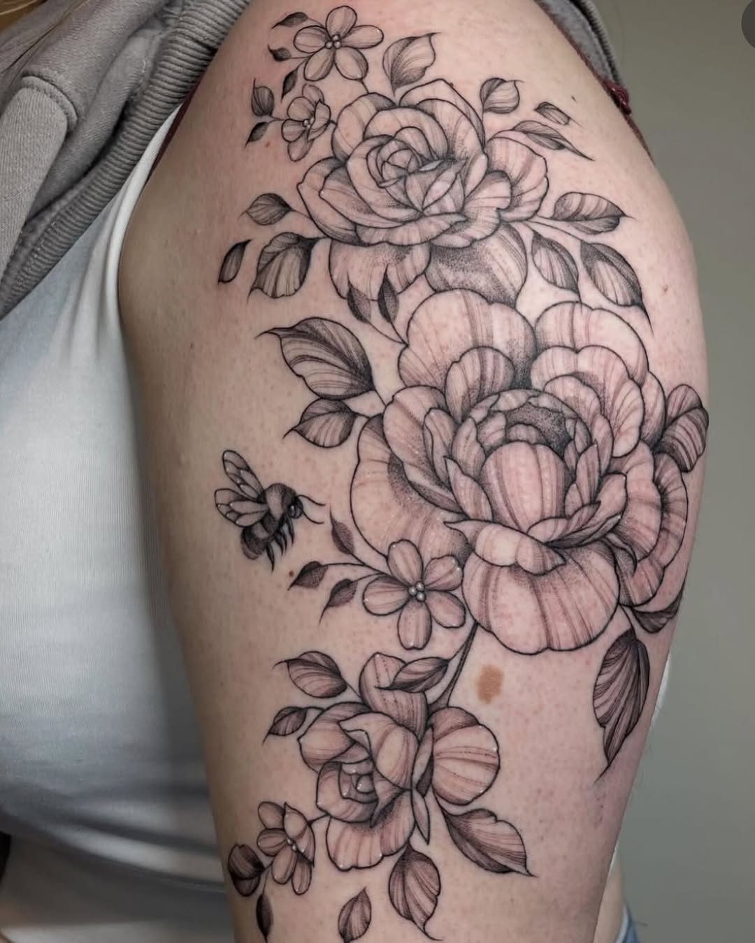 Tattoo by @emmaloutattooxx — black_and_grey, fine_line