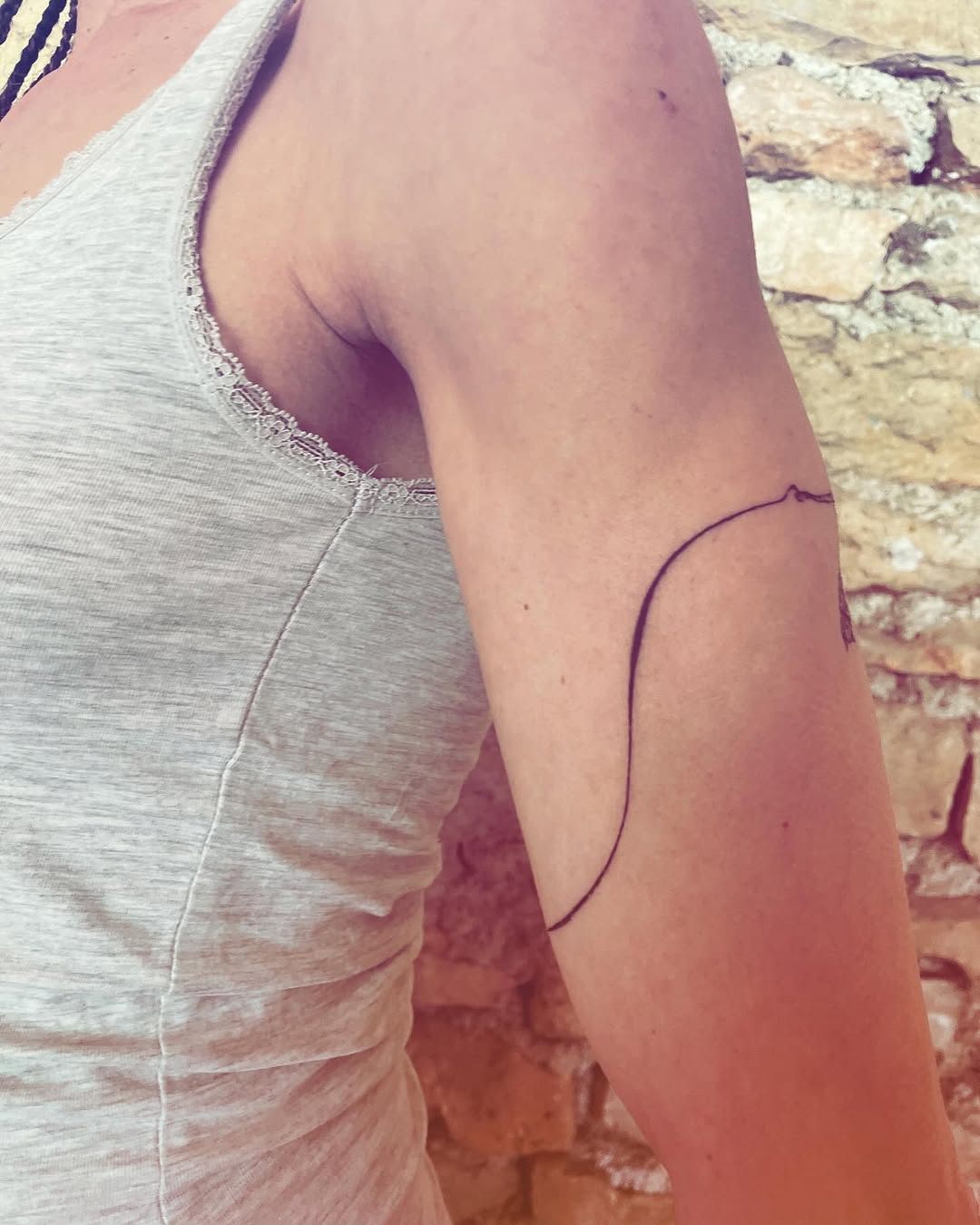 Tattoo by @lamainbleue_tattoo — fine_line, minimalist