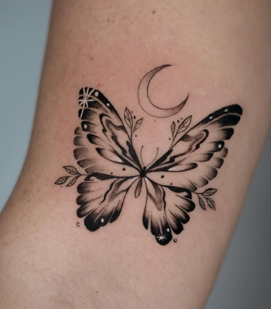 Tattoo by @nat.do.tattoo — illustrative, black_and_grey