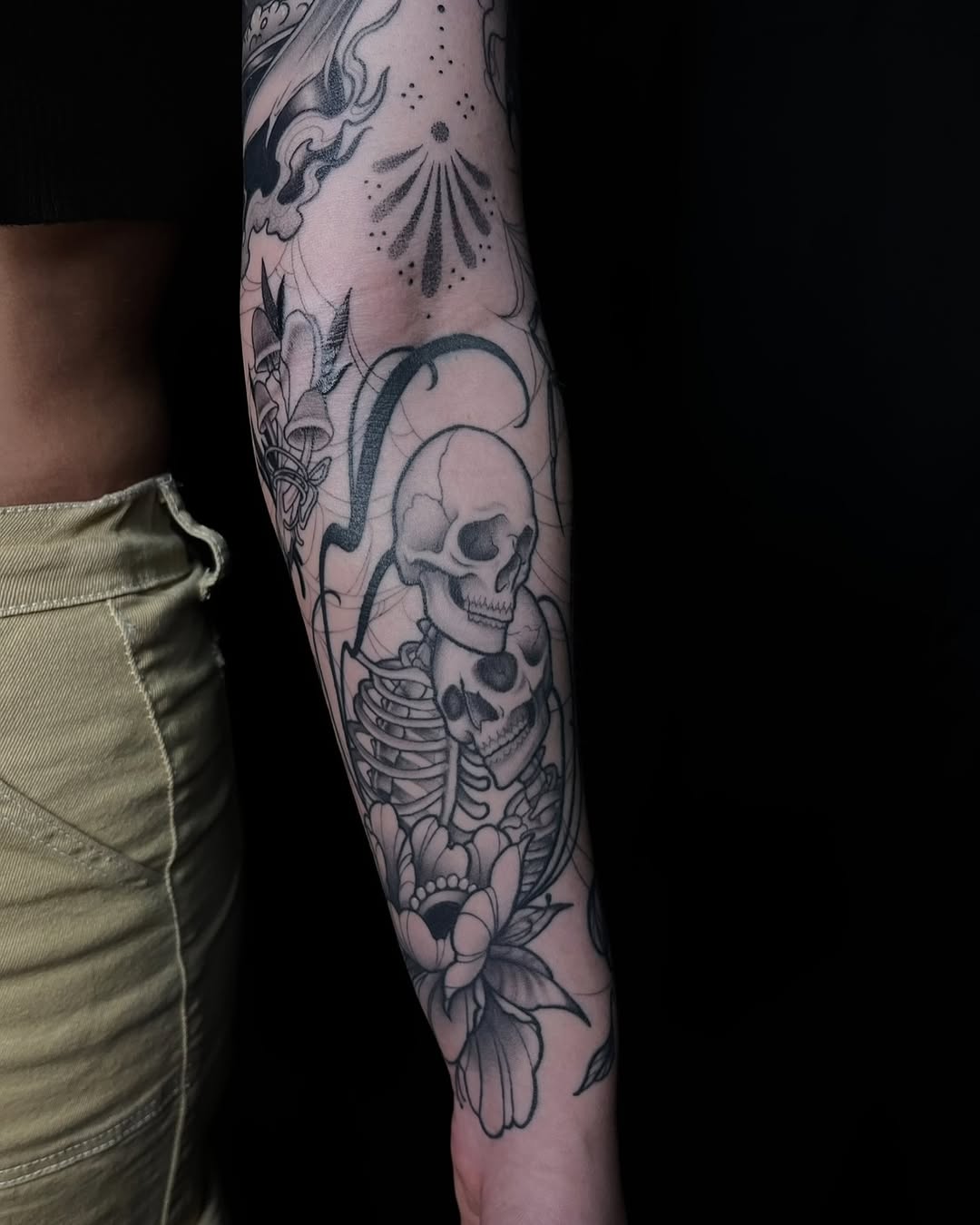 Tattoo by @_gwen.ink — black_and_grey, illustrative