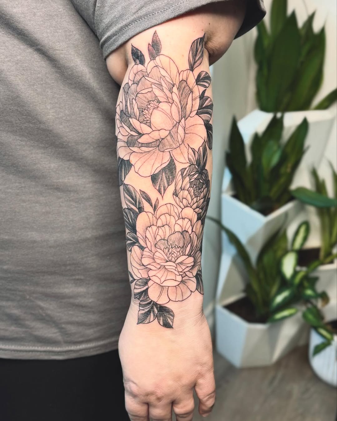Tattoo by @astrearomerotattoos β black_and_grey, fine_line