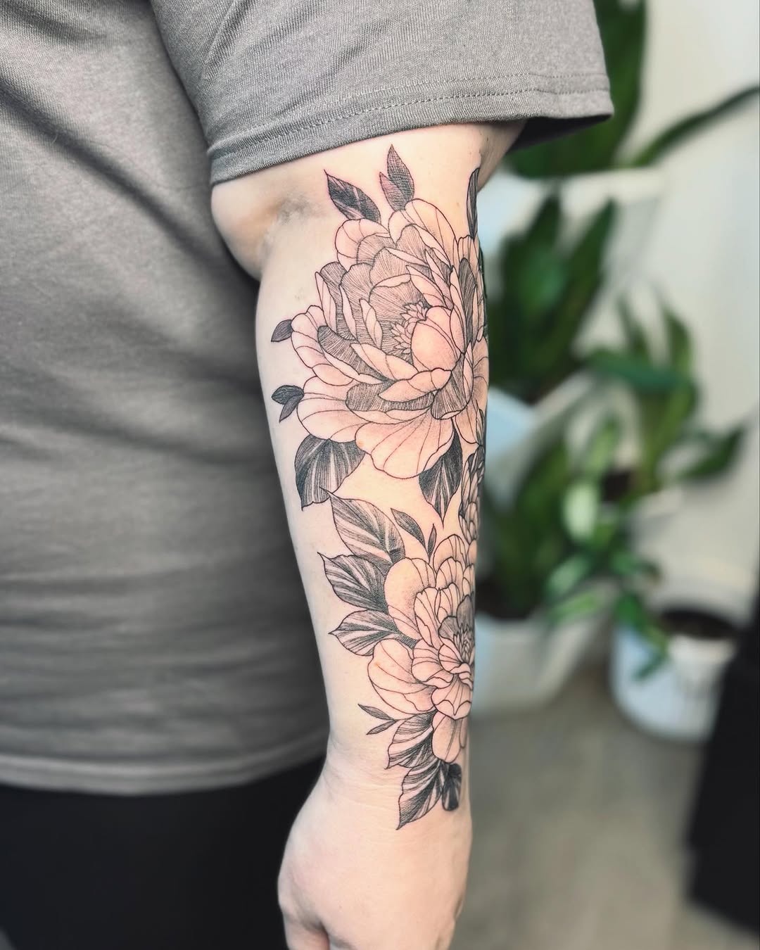 Tattoo by @astrearomerotattoos β fine_line, black_and_grey