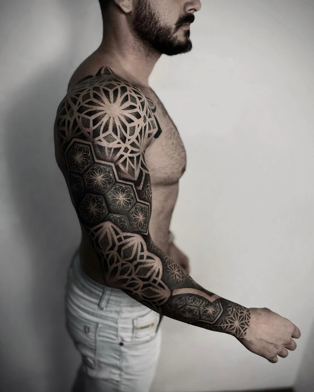 Tattoo by @daylisboa.ink — geometric, dotwork