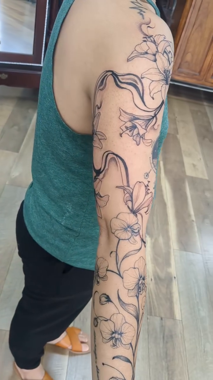 Tattoo by @lizzywiglz — fine_line, black_and_grey