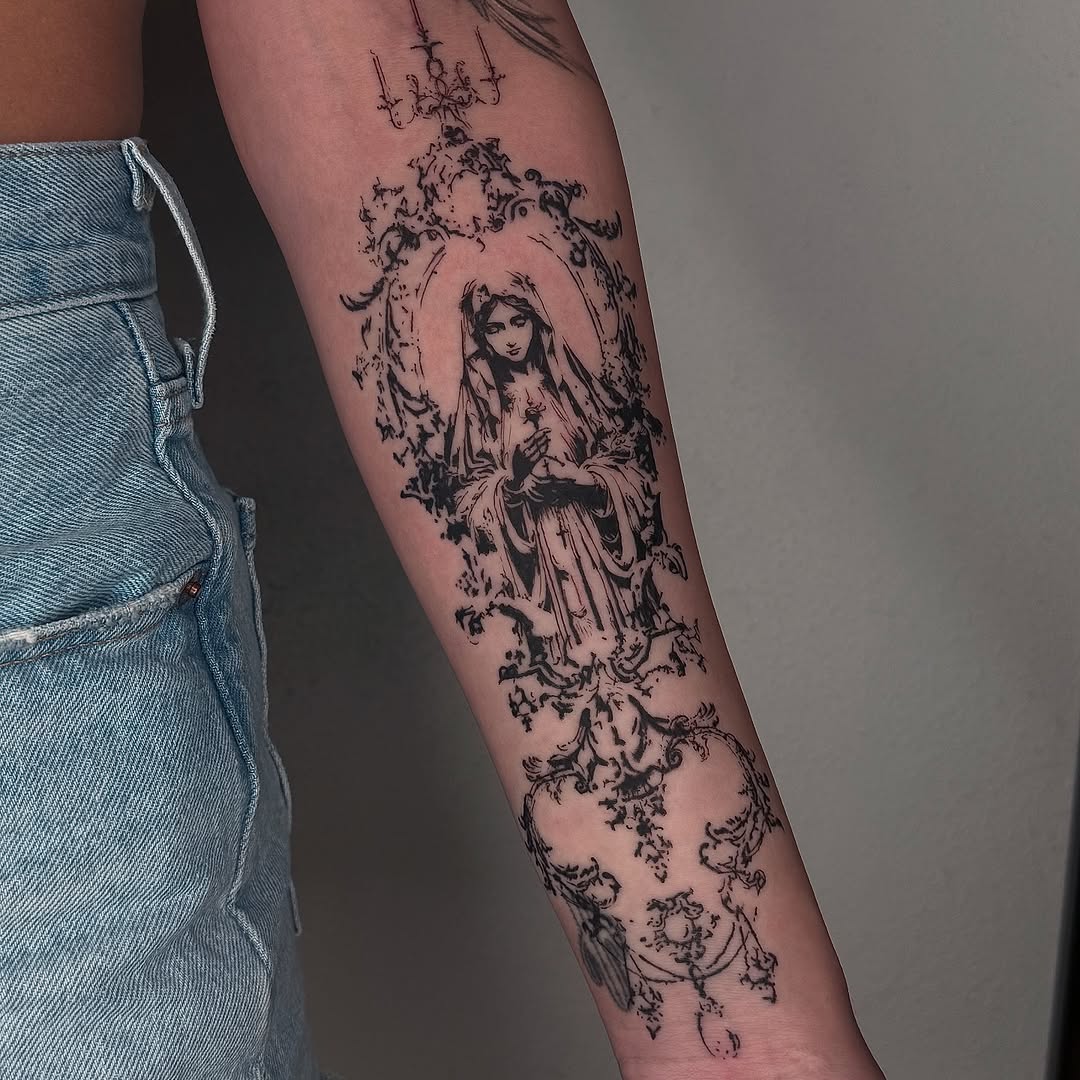Tattoo by @tatt2dlaluna — blackwork
