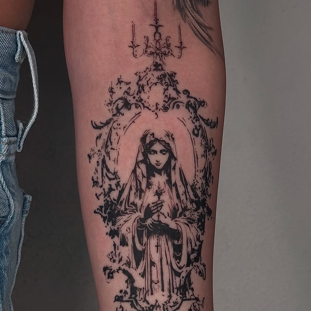 Tattoo by @tatt2dlaluna — blackwork