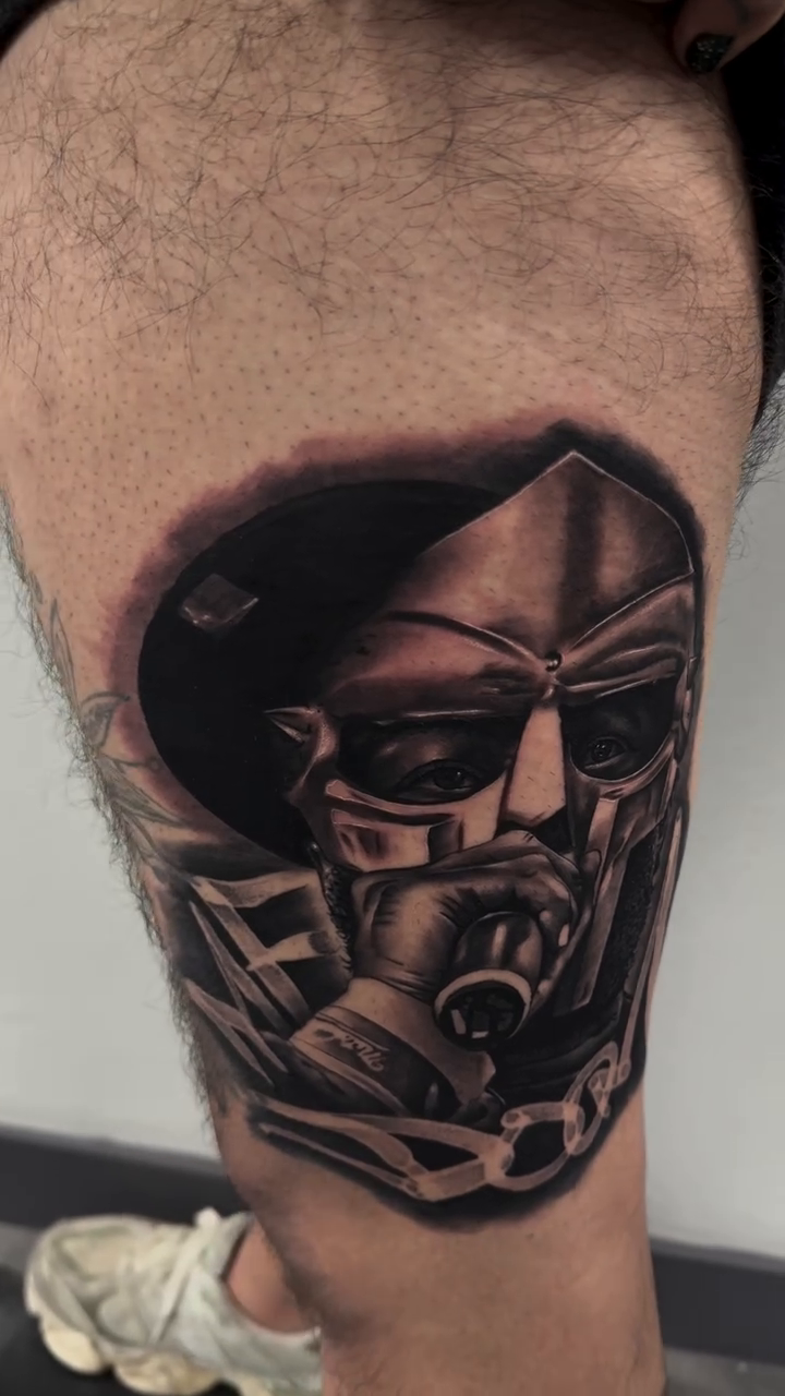 Tattoo by @kiquetatts — black_and_grey, realism