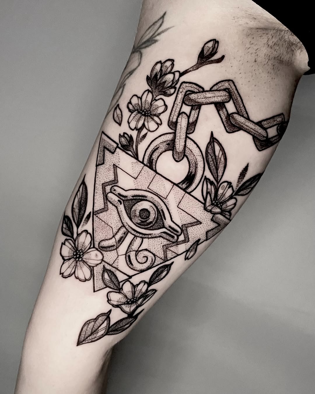 Tattoo by @therowanstarr โ illustrative, dotwork