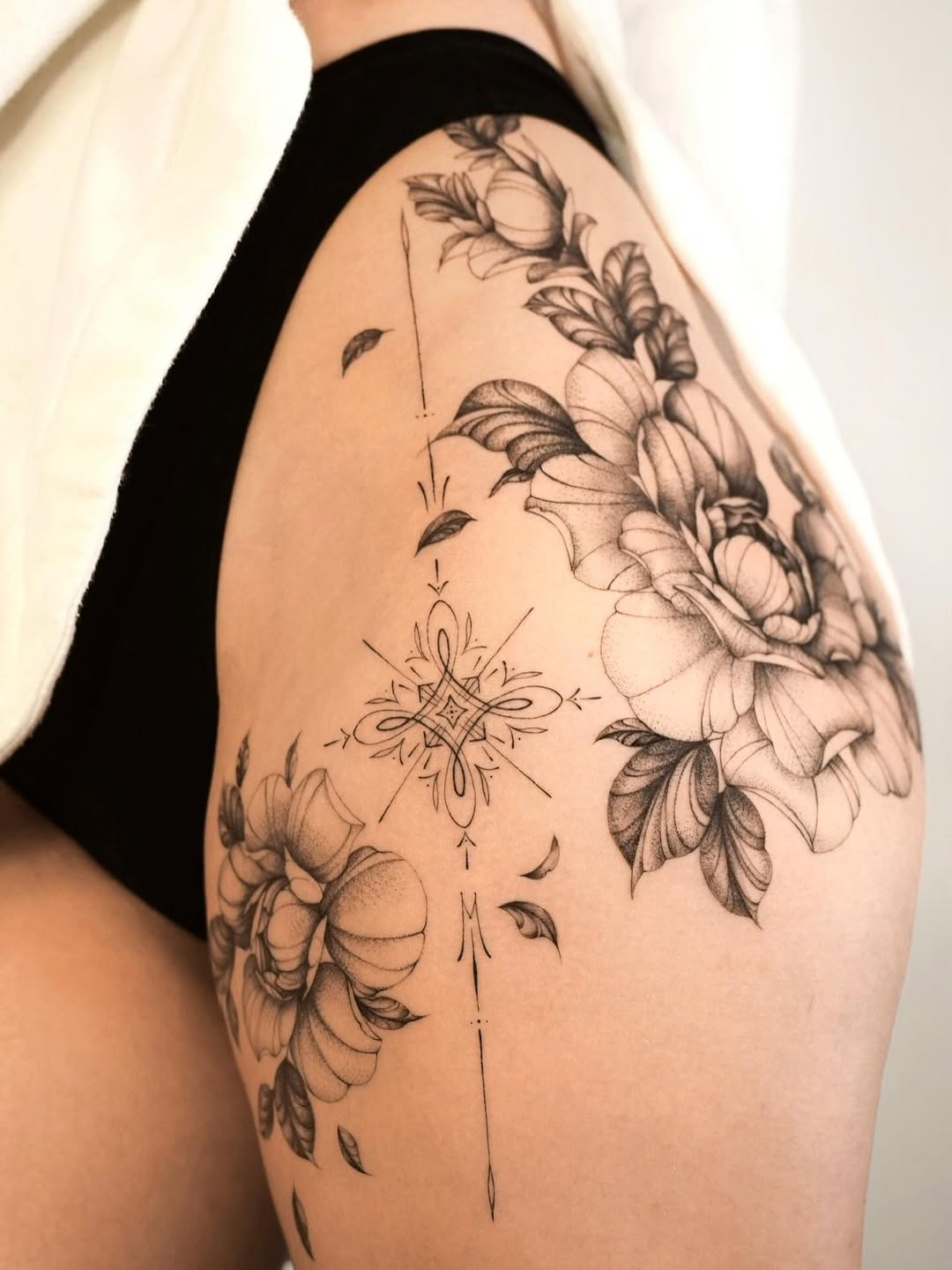 Tattoo by @lolavtattoo — fine_line, dotwork