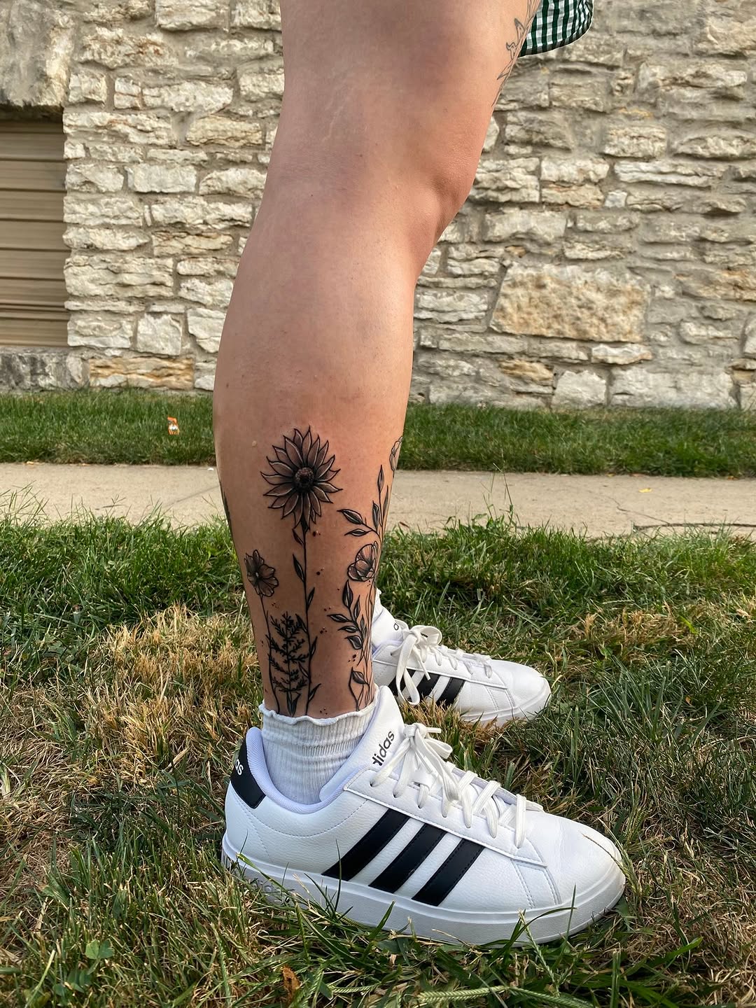 Tattoo by @woetattoos โ fine_line
