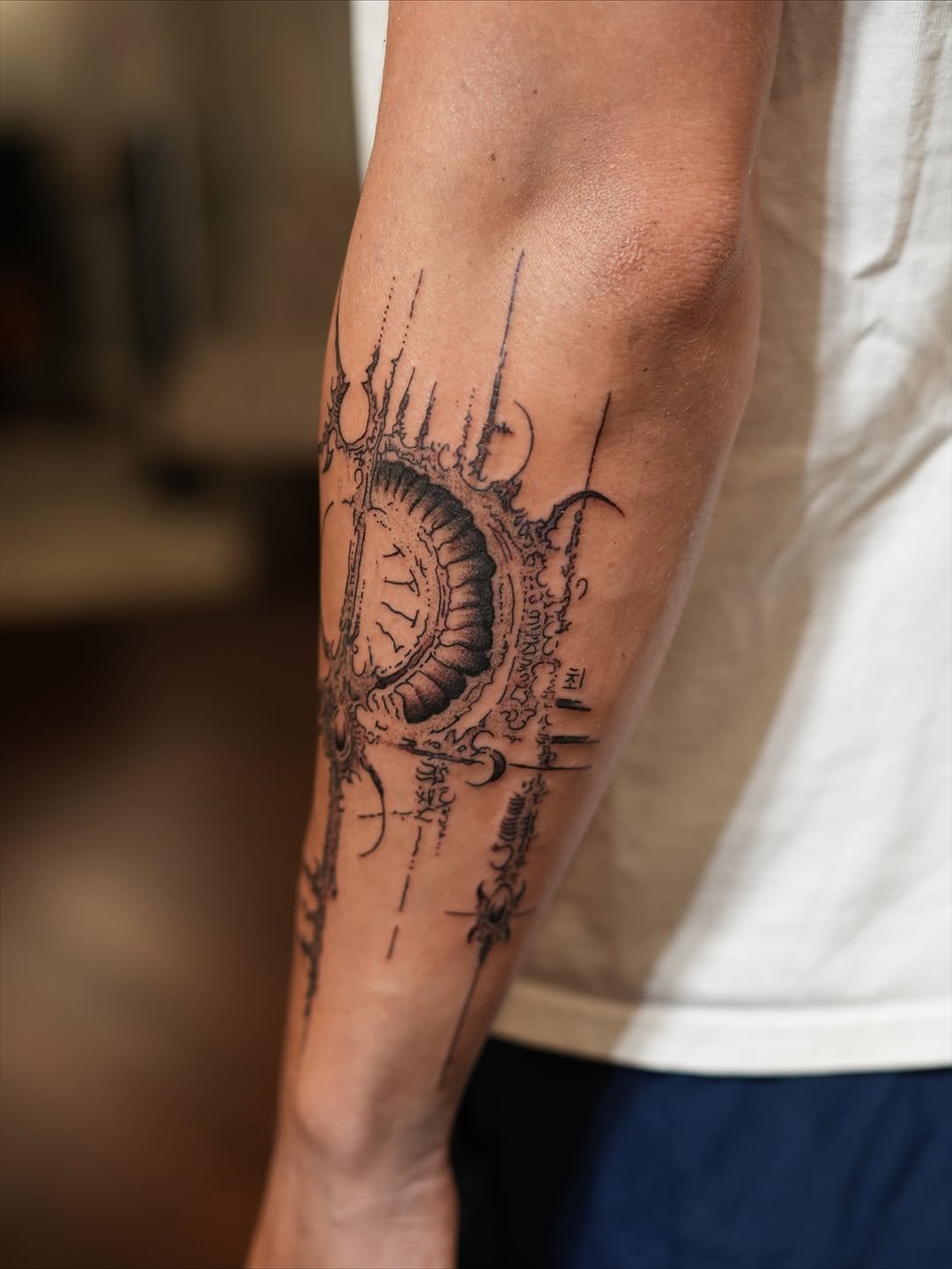 Tattoo by @tatsbyalyssa — blackwork
