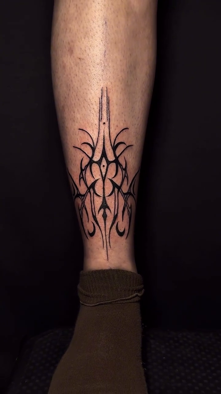 Tattoo by @tattylongleg — blackwork