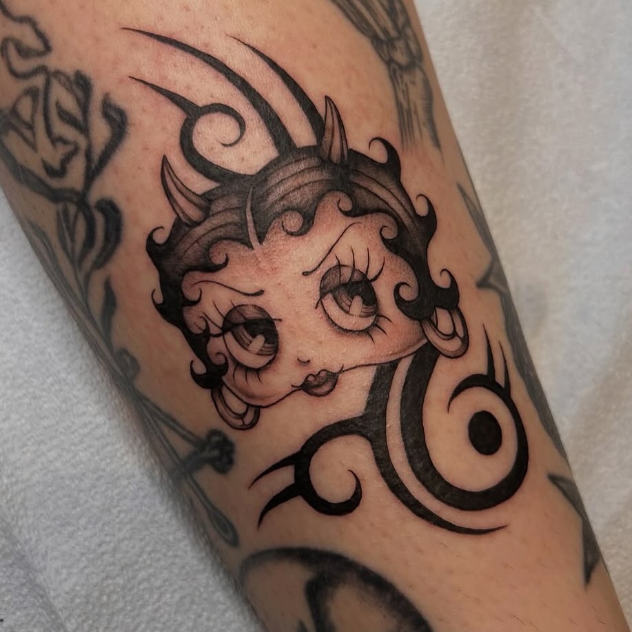 Tattoo by @tashavenola — blackwork