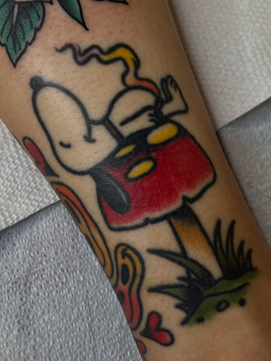 Tattoo by @lindseebeetattoo โ american_traditional, new_school