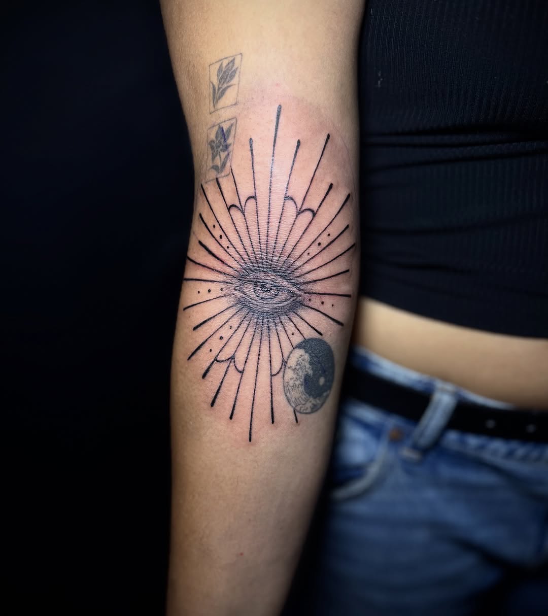 Tattoo by @tattylongleg — black_and_grey