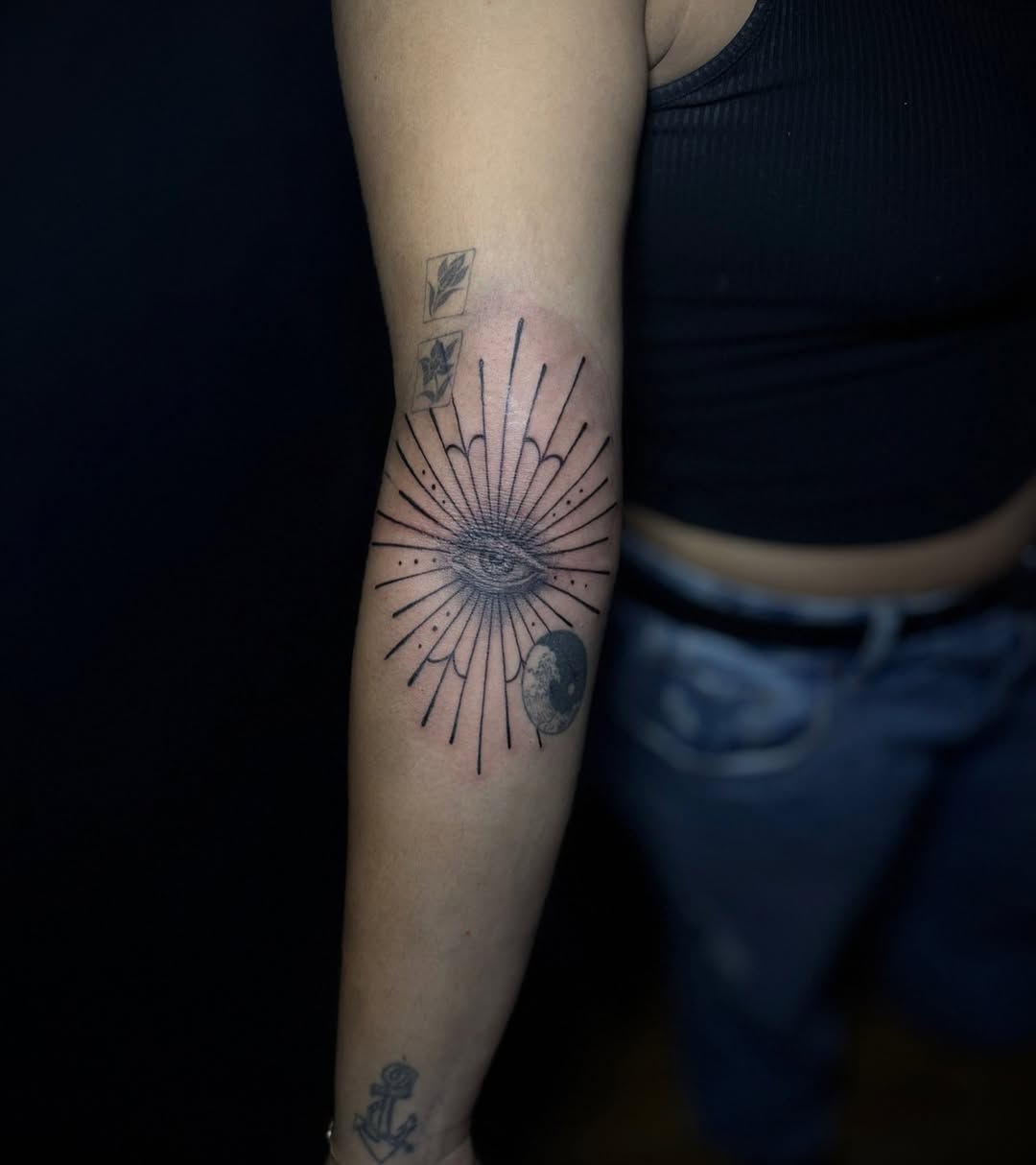 Tattoo by @tattylongleg — black_and_grey