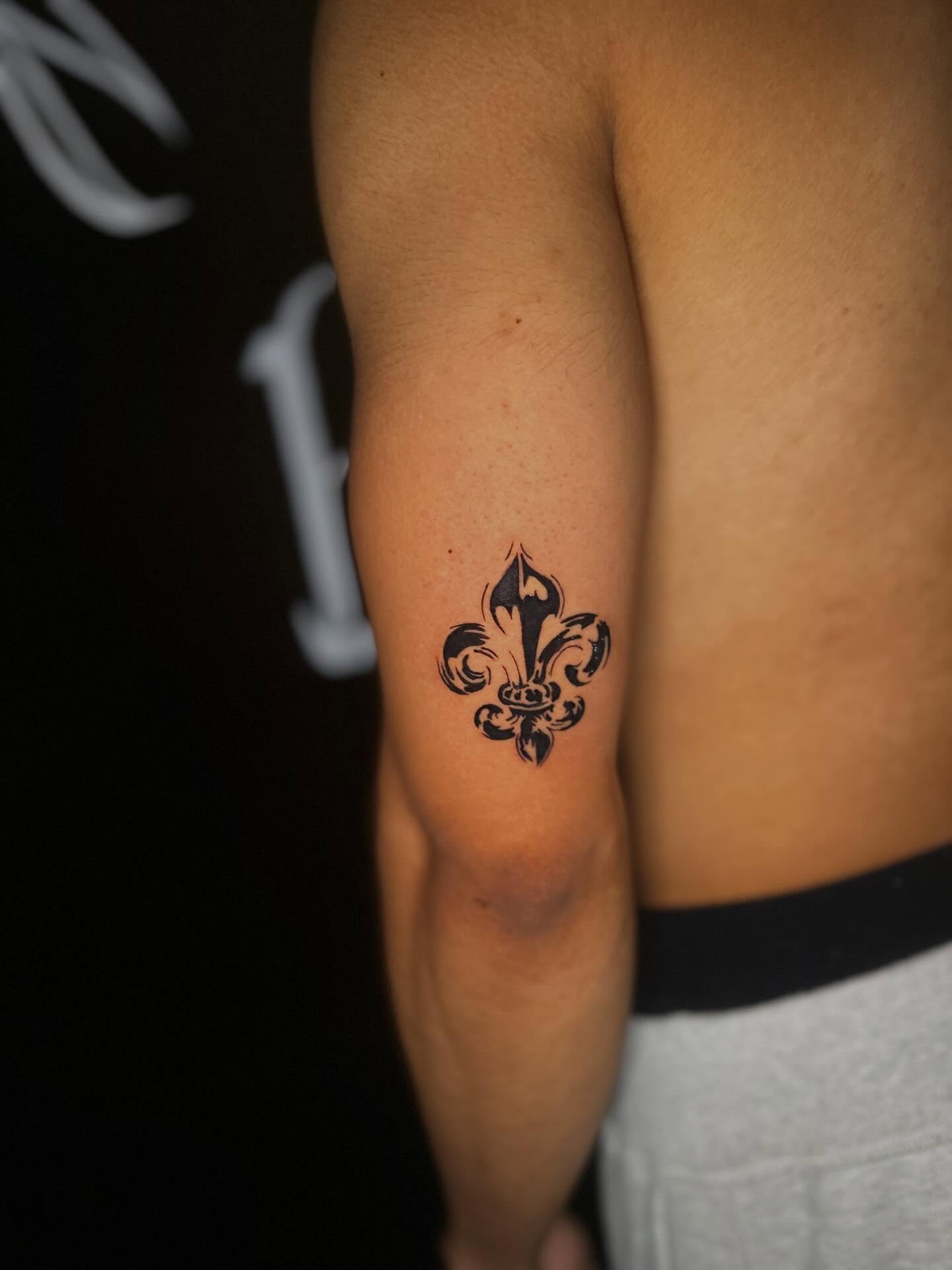 Tattoo by @leftnito โ blackwork
