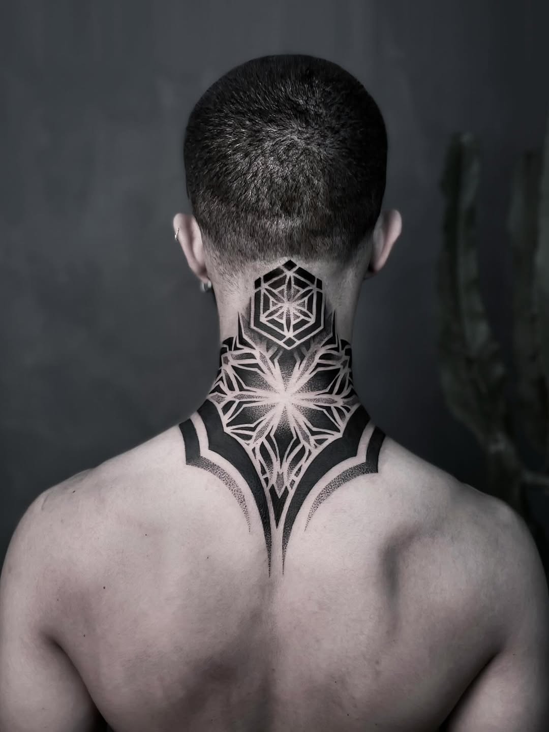 Tattoo by @daylisboa.ink — geometric, dotwork