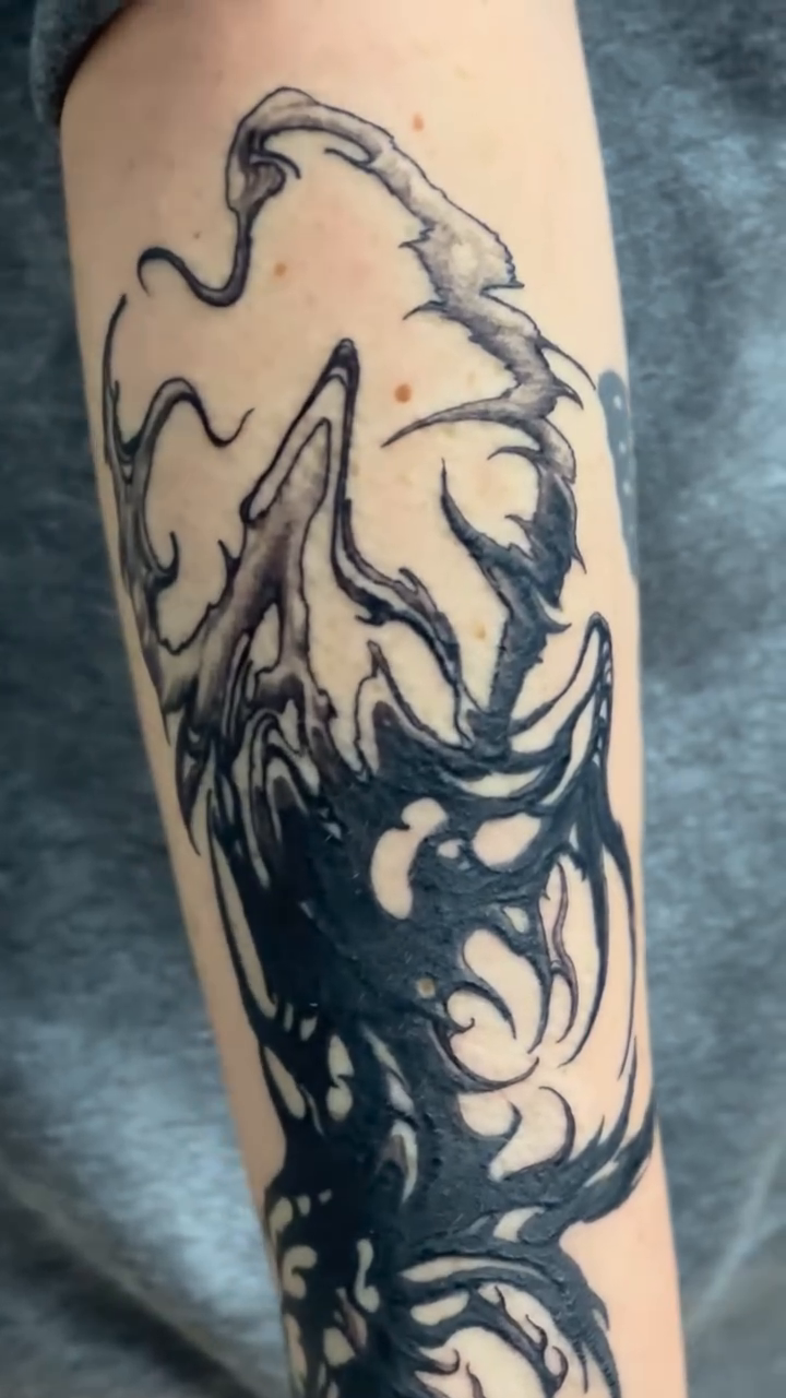 Tattoo by @vannadoestattoos — blackwork