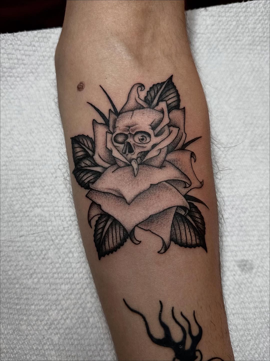 Tattoo by @lijxmachina — black_and_grey, dark_realism