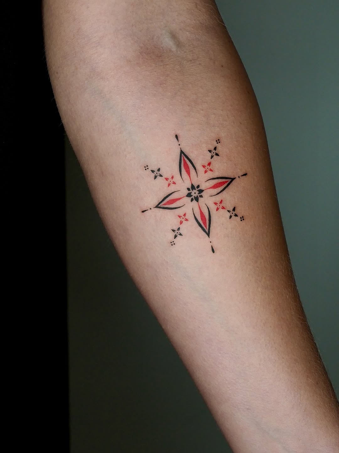 Tattoo by @aeyetat โ fine_line, geometric