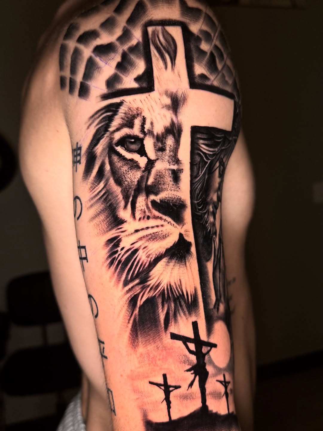 Tattoo by @tattedbyhenryfuentes — realism, black_and_grey