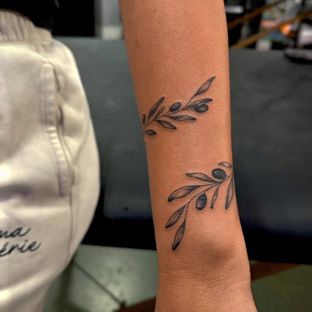Tattoo by @dee.osipova โ fine_line