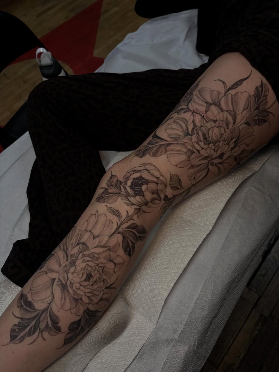 Tattoo by @chloeinknart — black_and_grey, fine_line