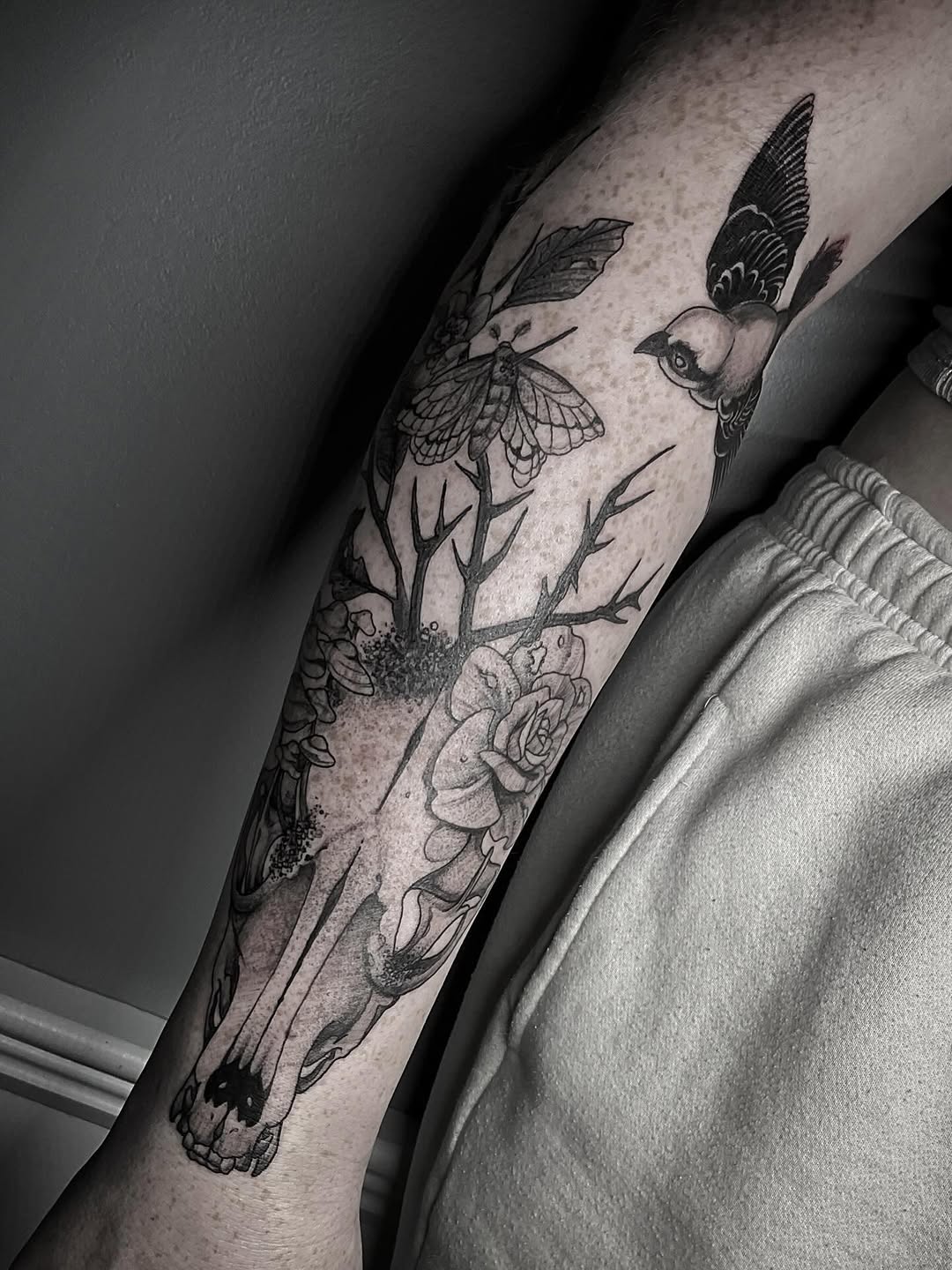 Tattoo by @stefany.m.p — black_and_grey, illustrative