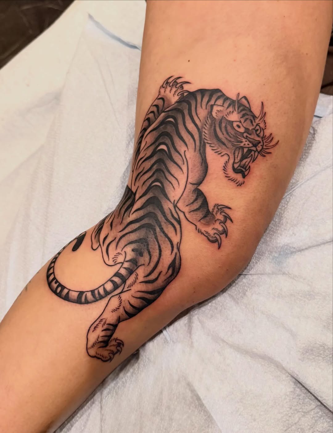 Tattoo by @tashavenola — japanese_irezumi, black_and_grey