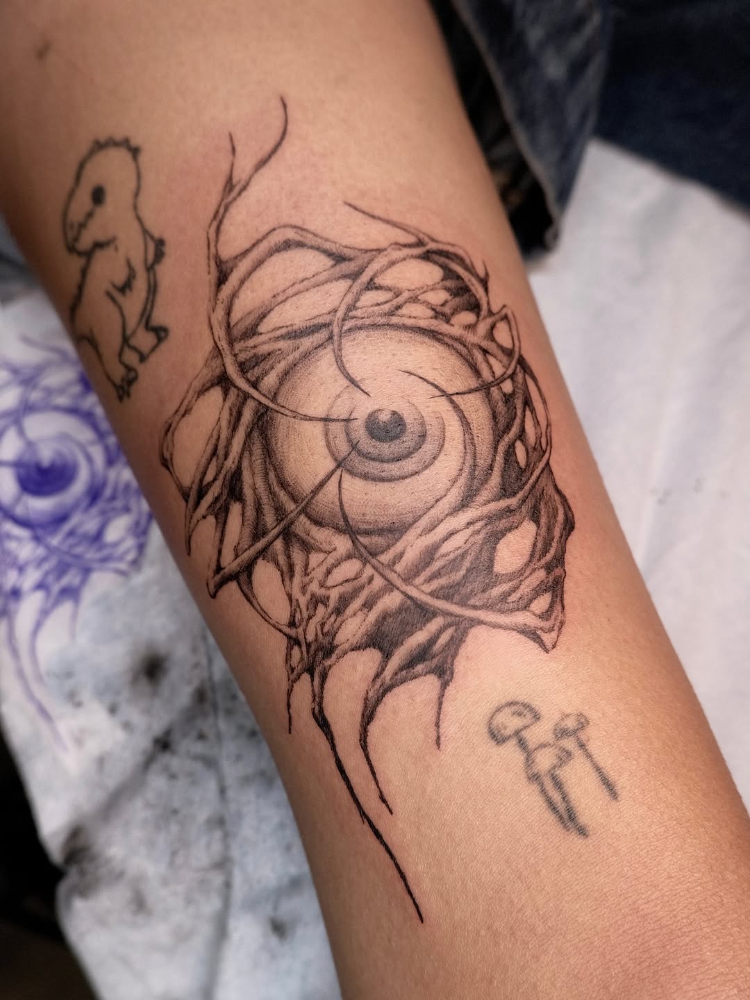 Tattoo by @hanakaki_tattoos โ black_and_grey