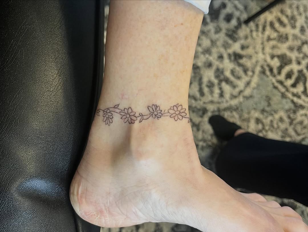Tattoo by @tinytattootreasures — fine_line, illustrative