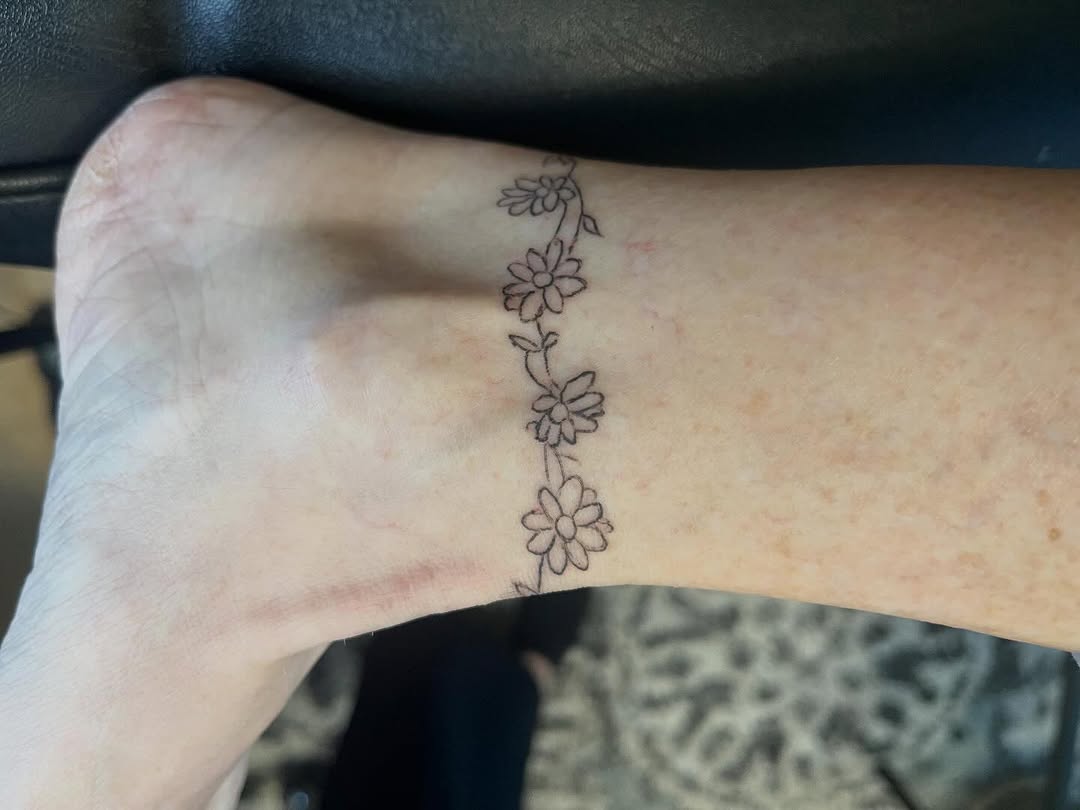Tattoo by @tinytattootreasures — fine_line, illustrative