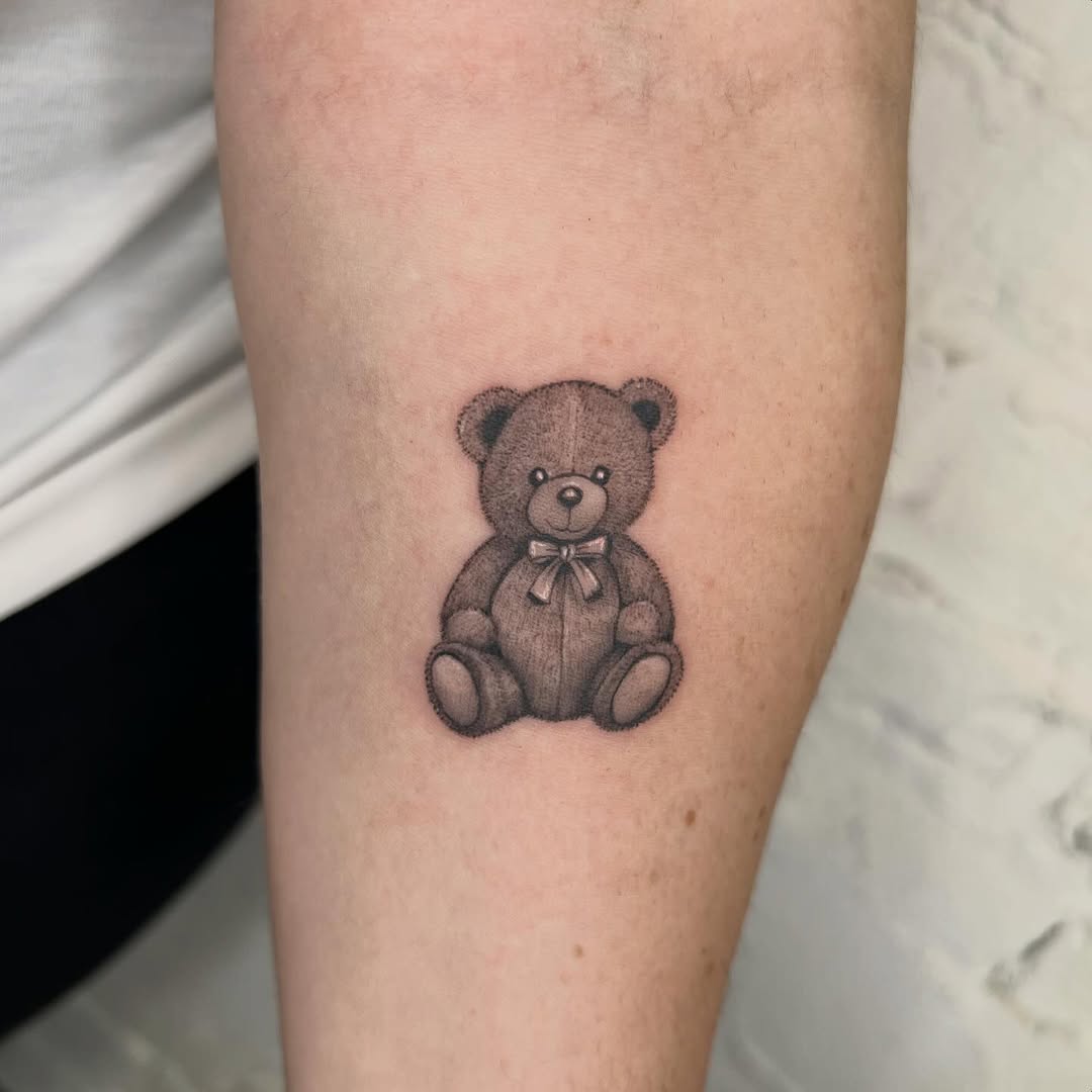 Tattoo by @robbwilsontattoos โ realism, black_and_grey